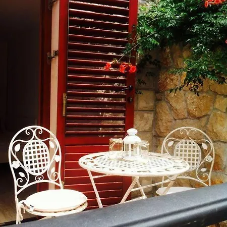 Mit Terrasse *